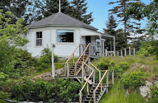 Charming 1-bedroom cottage overlooking the harbor in St. George
