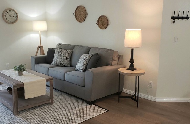 Charming 1 Bedroom Condo in Oak PRk