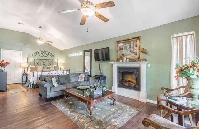Charming 1-bedroom cottage in welcoming Guthrie with hot tub and jacuzz, kitchen