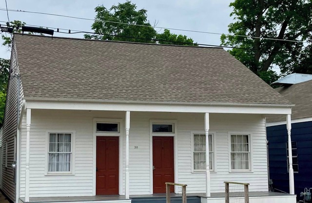Charming 1-bedroom cottage duplex across from the MS River bluff!