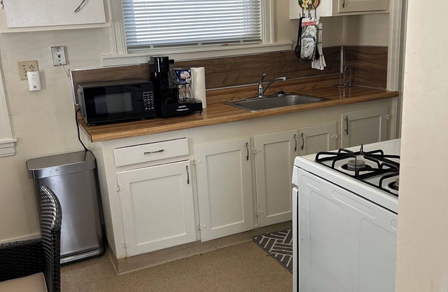 Charming 1-bedroom cottage in Oakland with WiFi, AC