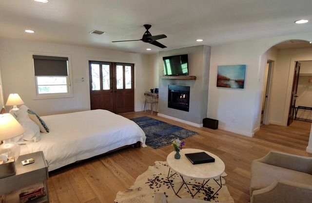 Charming 1-bedroom cottage nestled in the Texas Hill Country on 88-acres located in Kyle Texas.