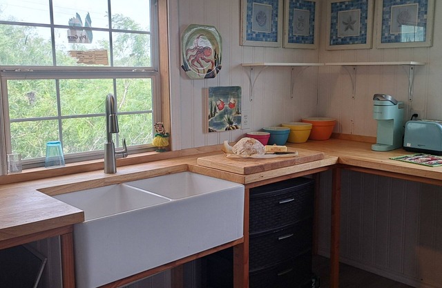 Charming 1-bedroom cottage, South Padre Island area on a working Homestead.