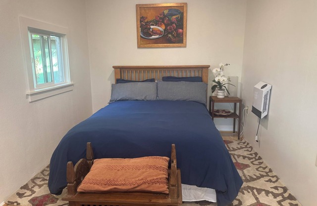 Charming 1-bedroom detached from main home in tranquil Sebastopol