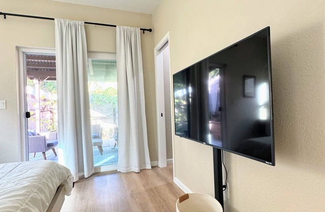 Charming 1-bedroom guest home in fabulous San Diego with outdoor space, AC, WiFi