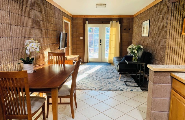 Charming 1-bedroom guest suite with a hot tub and close to trails.