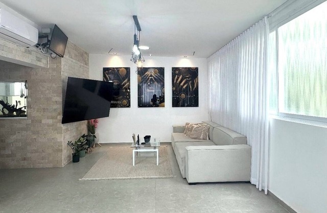 Charming 1-bedroom house with WiFi, AC in marvelous Kiryat Yam
