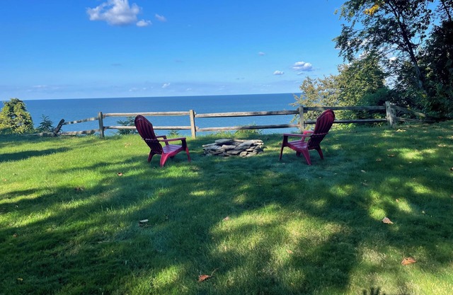 Charming 1-bedroom house with beautiful lake views in tranquil North East