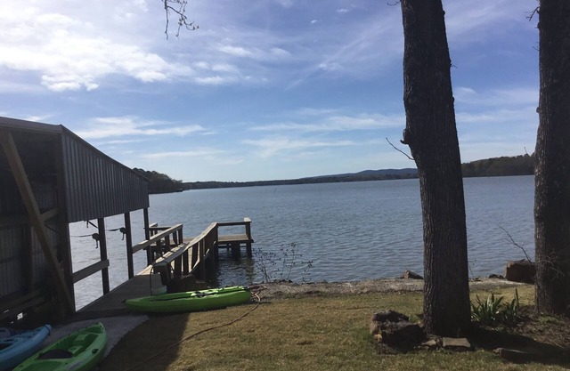 Charming 1-bedroom house with WiFi, AC in serene Perryville, close to Petit Jean