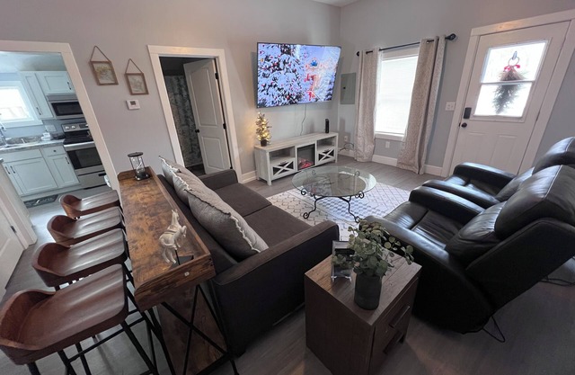 Charming 1-bedroom house in beautiful Charlotte with AC, WiFi