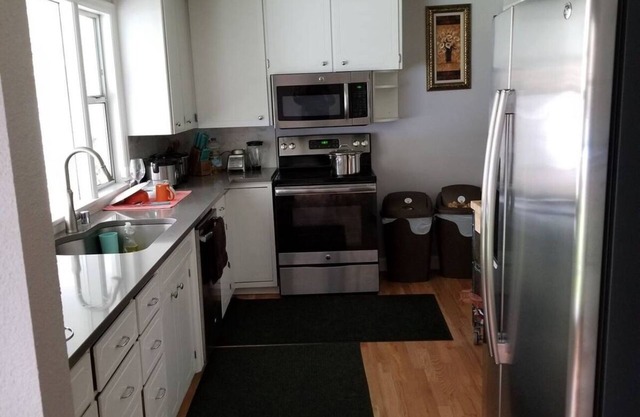 Charming 1-bedroom house in wonderful Lakewood with WiFi