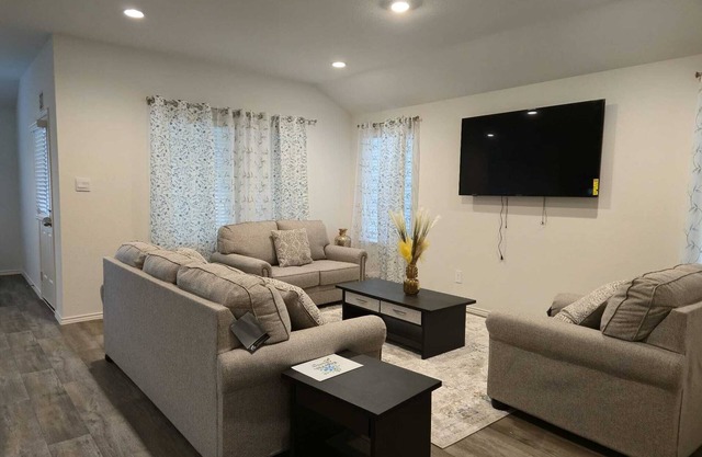 Charming 1-bedroom house in pleasant Richmond with WiFi, AC