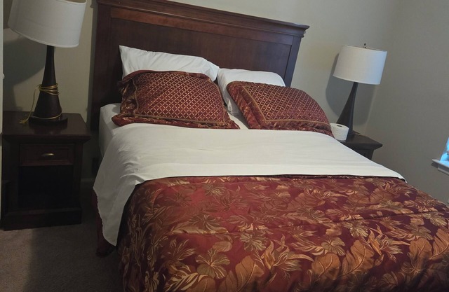 Charming 1-bedroom in house with host in Marietta with shared bath for 2 rooms