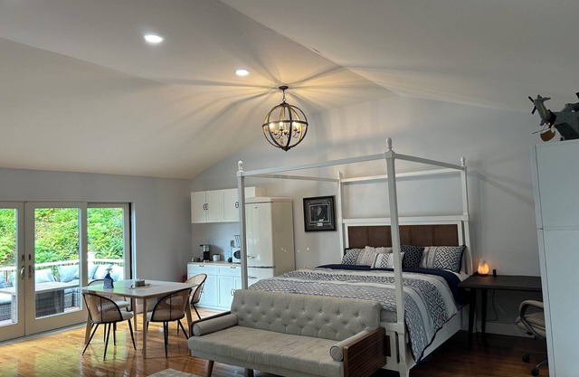 Charming 1-bedroom in a house in readsboro withprivate entrance, private hot tub