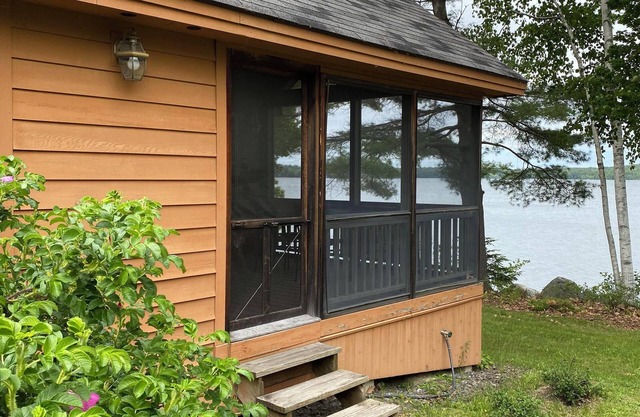 Charming 1-bedroom lakeside cottage with WiFi and AC in welcoming Smithfield