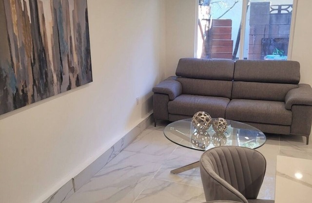 Charming 1 bedroom suite with Full Kitchen, Washer, Dryer, AC, Patio and WiFi.