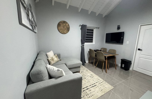Charming 1-bedroom apartment in gorgeous Sint Maarten with WiFi, AC