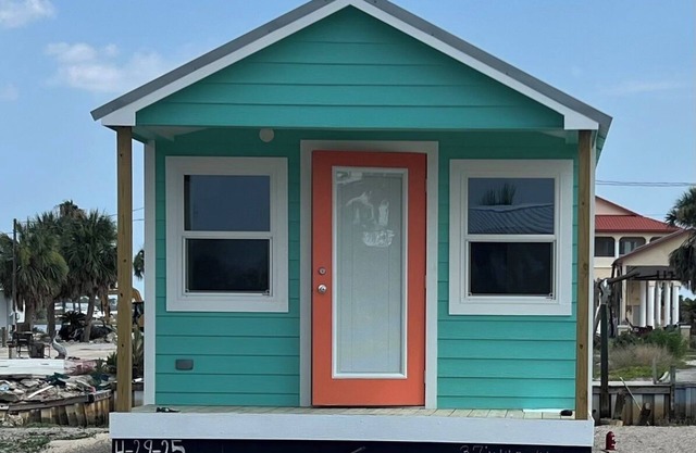 Charming 1-bedroom tiny house minutes from the Gulf!