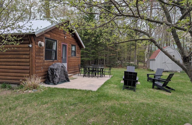 Charming 1-bedroom cabin, quiet neighborhood in Grand Marais, pet friendly