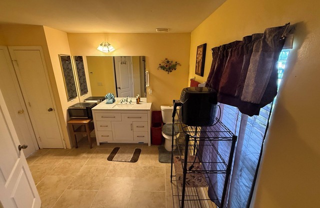 Charming 1-bedroom apartment with AC, WiFi in lovely Lehigh Acres