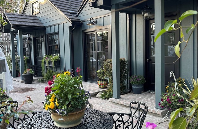 Charming 1-bedroom cottage in lovely Van Nuys with WiFi, AC.