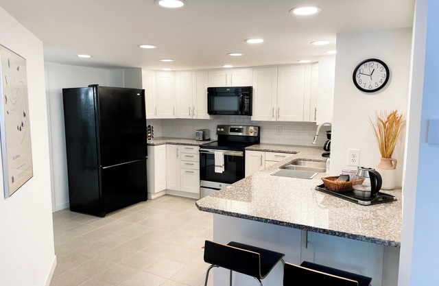 Charming 1-bedroom Lakefront Oasis on Independence