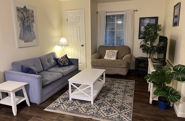 Charming 1 Bedroom Haven in the Trees