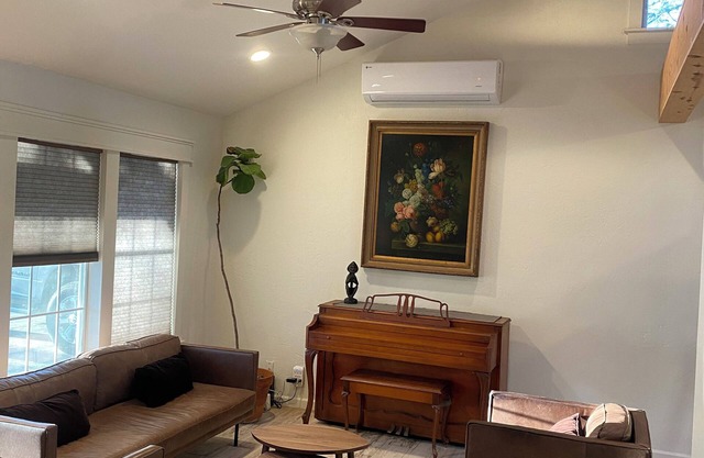 Charming 1-bedroom house in brilliant San Antonio with WiFi, AC