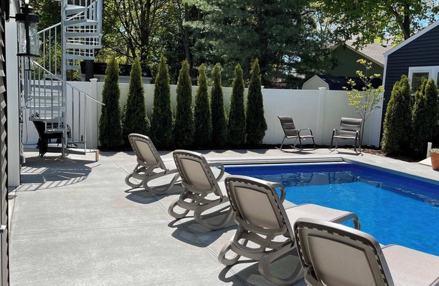 Charming 1-bedroom cottage WiFi and AC, Beach, Pool, Fireplace Pool Table, Ping