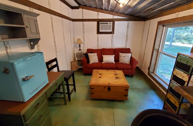 Charming 1-bedroom house with AC, WiFi in Spirit Lake at The Venue at the Reed's