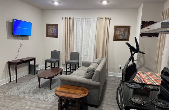 Charming 1-bedroom house in White Plains with AC, fitness room, WiFi