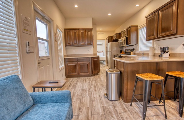 Charming 1 bedroom w/ loft cottage in fabulous Coachella, California. No Pets