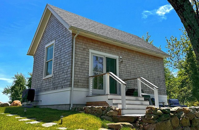 Charming 1 BR bungalow on Block Island with WiFi and AC. Walk to Mansion Beach