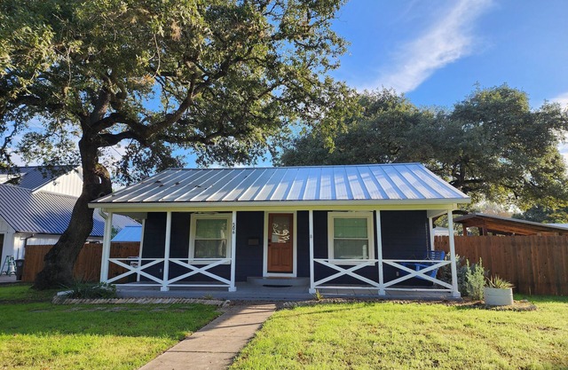 Charming 1-BR pet friendly house in Lockhart. Short stroll to the best BBQ spots