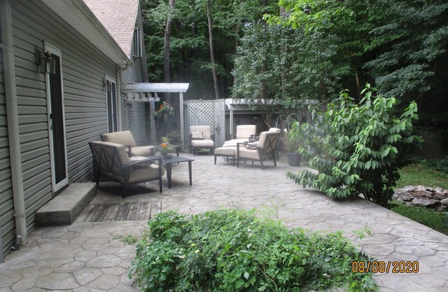 Charming 1-floor modern farmhouse -ENTIRE HOUSE. Privacy wooded overlook of pond