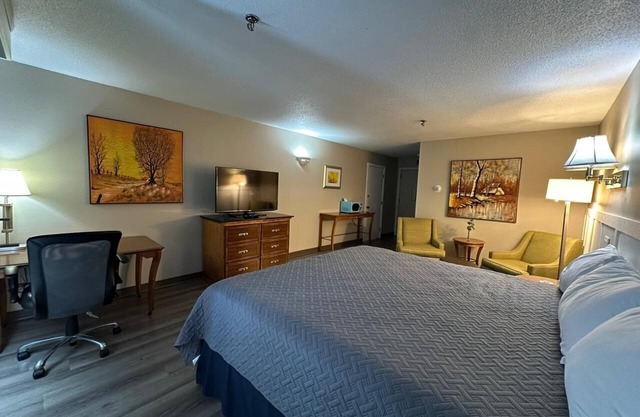 Charming 10-bedroom hotel with fitness room, WIFI in peaceful Presque Isle Hotel