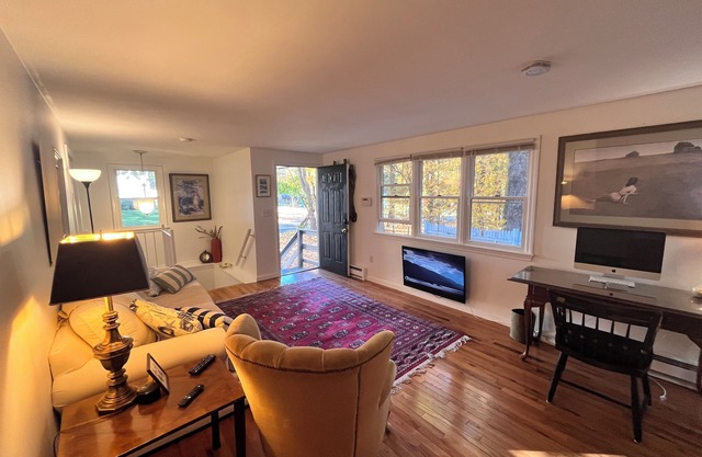 Charming 1000 Sq Ft 1 Bedroom Aupair Suite: Prime Wayland Location