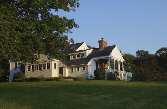 CHARMING 1812 FARMHOUSE SPACIOUS, RELAXING- like vacationing in your own B&B