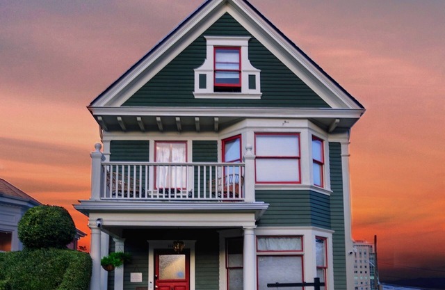 Charming 1901 Victorian Gem - 2BR Urban Escape AC Apartment in Downtown Tacoma