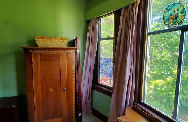 Charming 1910 Craftsman Heritage House and Grounds - 15 minutes from downtown