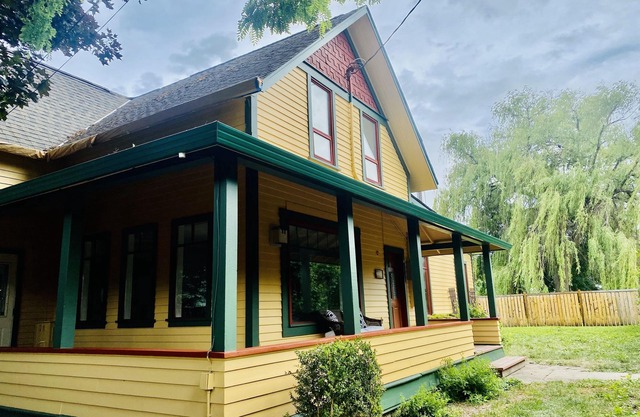 Charming 1913 Heritage House By The Lake