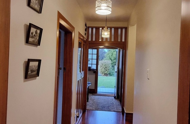 Charming 1920's character filled Bungalow! Modern twist.. Minutes to town
