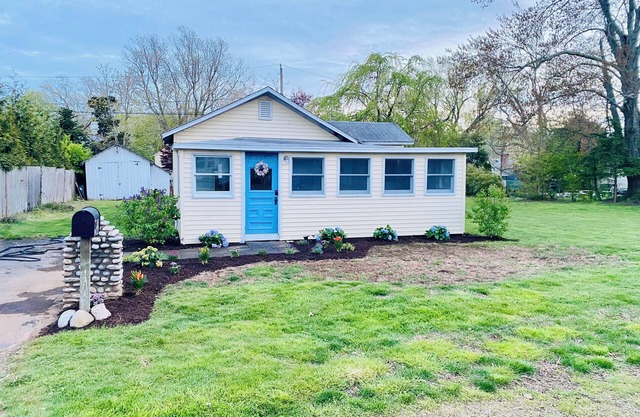 Charming 1920's no frills cottage in peaceful Old Saybrook