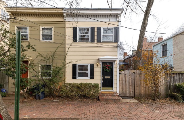 Charming 1920s Townhome in Old Town!