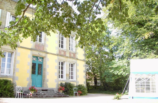 Geräumiges Landhaus mit Pool in idyllischem Park, ideal für Familien und Freunde