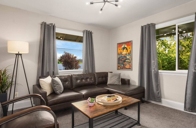 Charming 1b apartment. Minutes walk to Everett Center. Pet friendly!