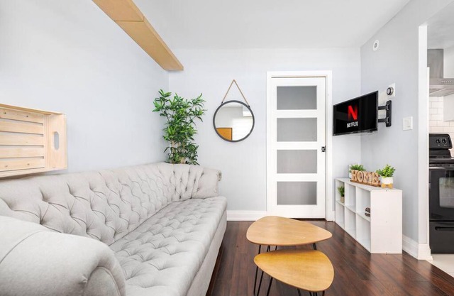 Charming 1BD Townhouse Near Lake
