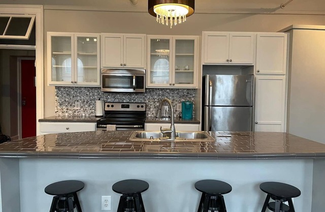 Charming 1BR Albany retreat w/ parking & full kitchen, near MVP Arena, Washington Park & dining