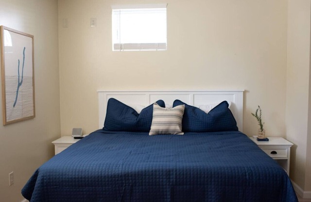 Charming 1BR getaway steps from Keuka Lake, wine trail & Village Square