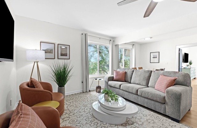Charming 1BR Upper Flat in the Heart of Royal Oak